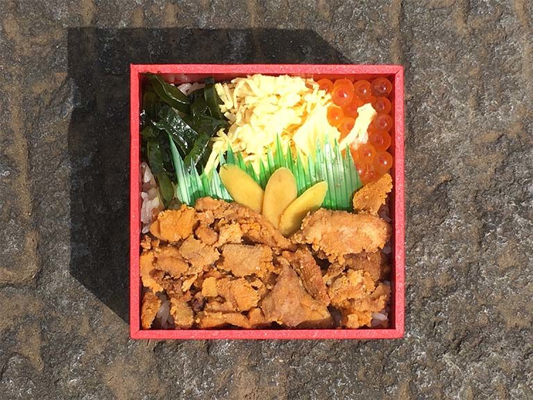 桜と弁当