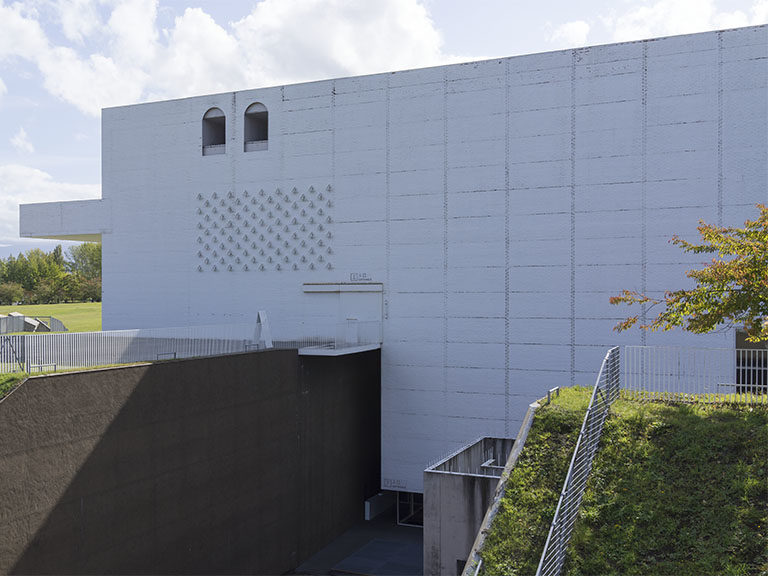 青森県立美術館