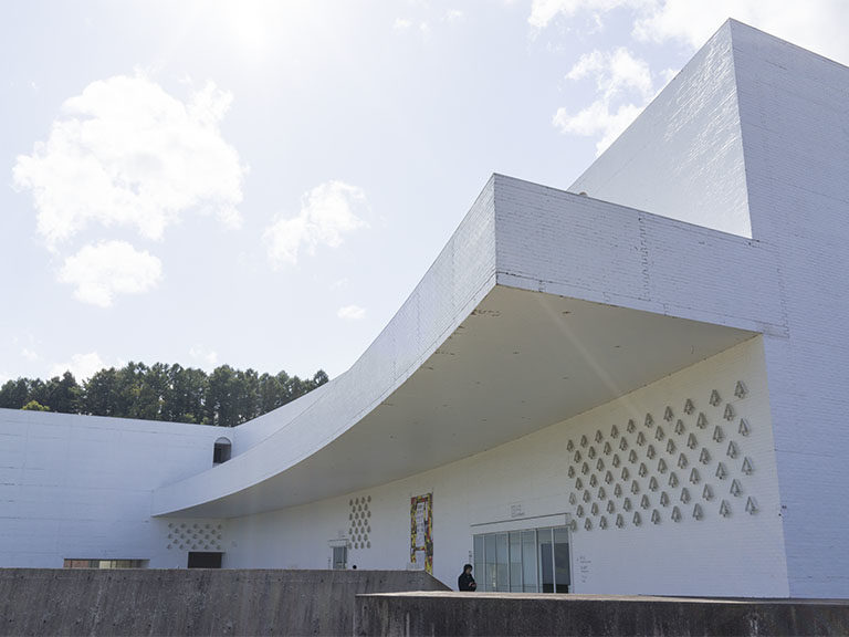青森県立美術館